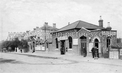 Street Scenes - Great Britain - England - London - North London - Stamford Hill - Railway ...