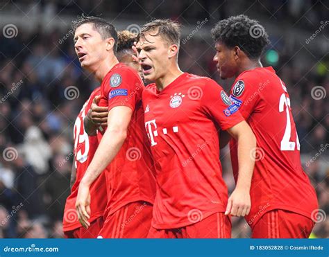 Lewandowski Goal Celebration : Robert Lewandowski | Celebration Skills ...