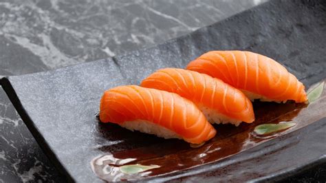 Kotona tehty aito japanilainen nigiri sushi | Reseptit | Hätälä