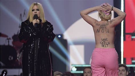 Juno Awards 2023: Avril Lavigne confronts topless protester onstage while The Weeknd wins big ...