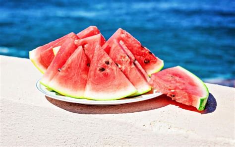 50+ Beach Foods You Can Keep In Your Ice Chest & Tote Bags