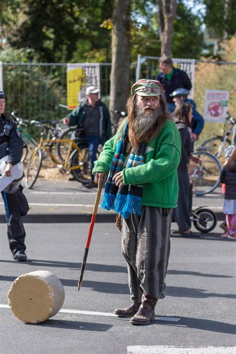 Alter Hippie mit Gehstock beim globalen Klimastreik "Alle fürs Klima" der Fridays for Future ...