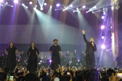 Foto : 6 Hal Menarik dalam Konser Monokrom TULUS