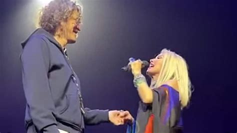 Shania Twain Sweetly Serenades Her Husband Onstage