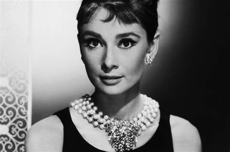 Audrei Hepbourn e Colar de Pérolas | Breakfast With Audrey Hepburn