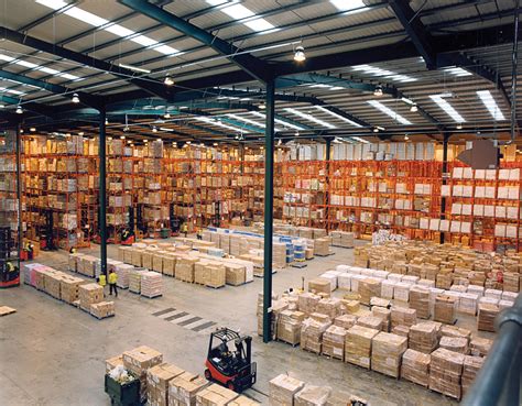 File:Modern warehouse with pallet rack storage system.jpg - Wikimedia Commons