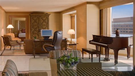 Hyatt allows booking suites online with points!