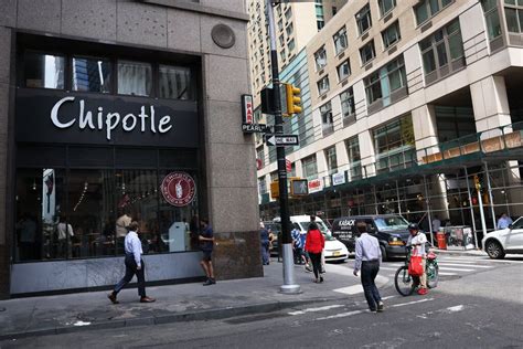 Chipotle Beefs Up Hiring Ahead of ‘Burrito Season’ - The New York Times