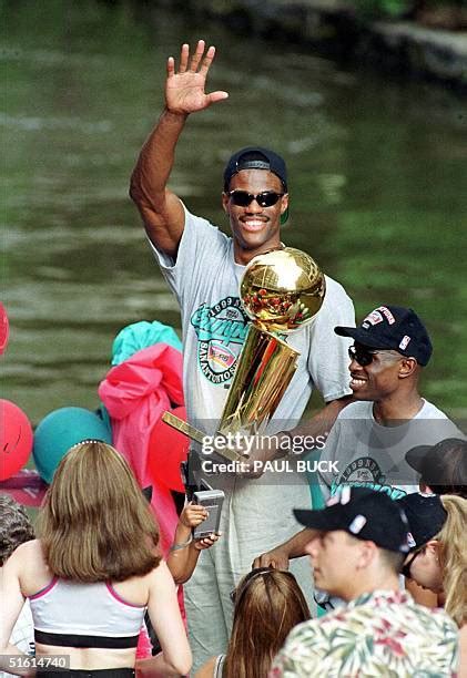 427 San Antonio Spurs Nba Championship Parade Stock Photos, High-Res ...