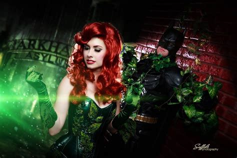 Cosplay: Poison Ivy ensnares Batman in her...oh crappy puns | OMEGA-LEVEL