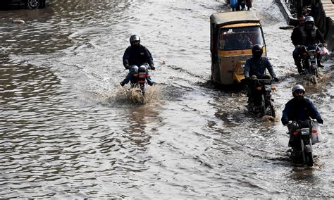 Lightning and heavy rain hits Karachi - Pakistan - DAWN.COM