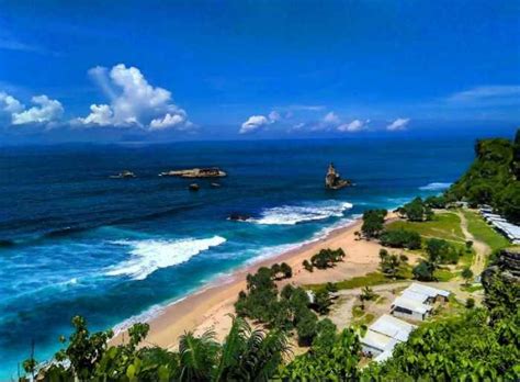 13 Pantai di Pacitan Paling Indah dan Menawan - Tokopedia Blog