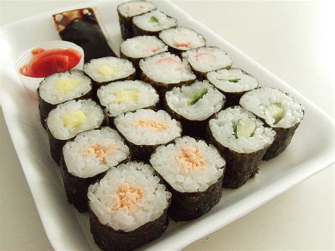 File:Sushi platter with omelette, cooked salmon, kani and cucumber sushi.jpg - Wikimedia Commons
