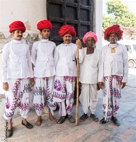 Traditional Dresses of Gujarat Costumes, Culture and Tradition of India ...