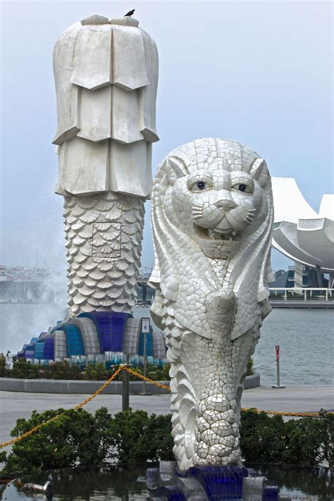 Singapore's iconic Merlion fountain, and its scale model a few hundred feet away. | Smithsonian ...