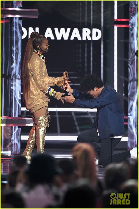 Bruno Mars Presents Icon Award to Janet Jackson at BBMAs 2018 (Video ...