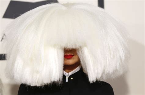 Sia goes wig-less and shows her face while traveling to Dubai