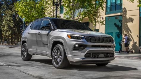 2022 Jeep Compass Latitude: Features, Tires, and Options - Kelley Blue Book