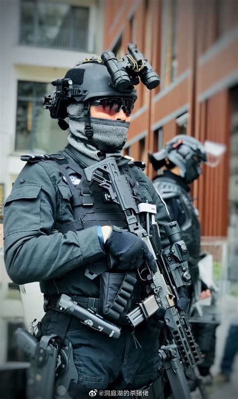 Chinese People's Armed Police operator [1080x1808] : r/MilitaryPorn