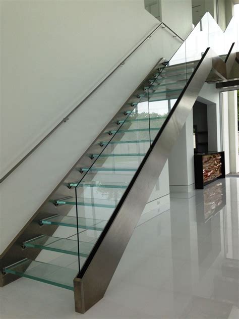 7 Cool Uses of Glass in a Contemporary Luxury Home