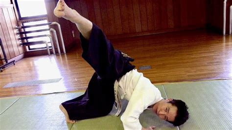 The practice method of amazing kick "Manji-geri" is revealed! You can definitely do it! 【Taido ...