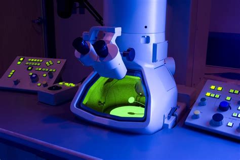 Introduction to the Electron Microscope