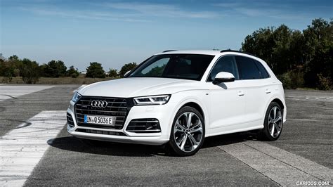 Audi Q5 TFSI e | 2020MY Plug-In Hybrid (Color: Glacier White) | Front Three-Quarter