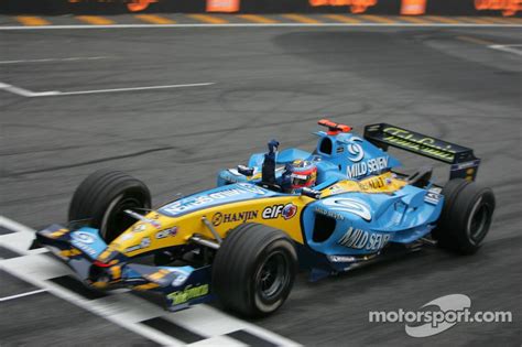 Zieldurchfahrt: Fernando Alonso, Renault bei GP Brasilien - Formel 1 Fotos