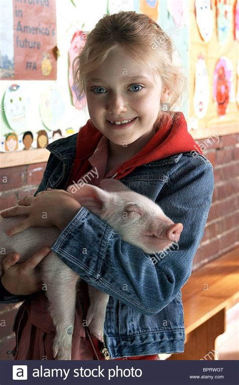 DAKOTA FANNING, WILBUR, CHARLOTTE'S WEB, 2006 Stock Photo - Alamy