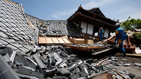 Aftershocks, widespread damage hit Japan after 6.5-magnitude quake ...