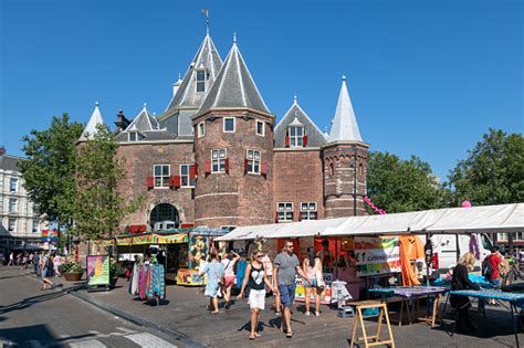 Plaza De Nieuwmarkt Con Personas Que Visitan Un Mercado Amsterdam ...