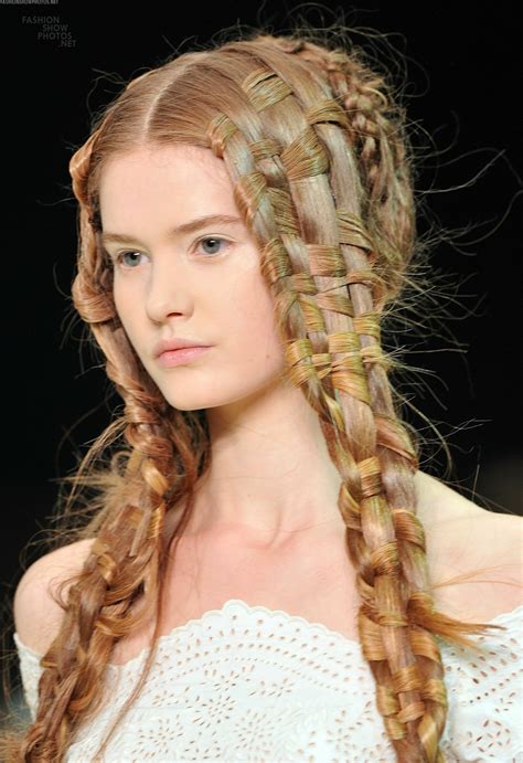 cool hair. Alexander McQueen 2011 | Styles de coiffures, Images coiffure, Modele coiffure