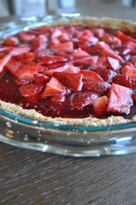 Strawberry Pretzel Pie – The Messy Mrs