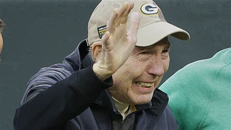 Packers legend Bart Starr gets ovation in return to Lambeau Field