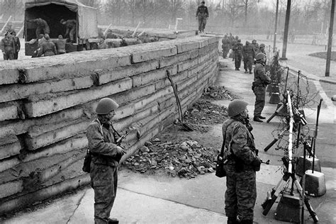 Berlin Wall (1961 - 1989): a photo per year | LifeGate