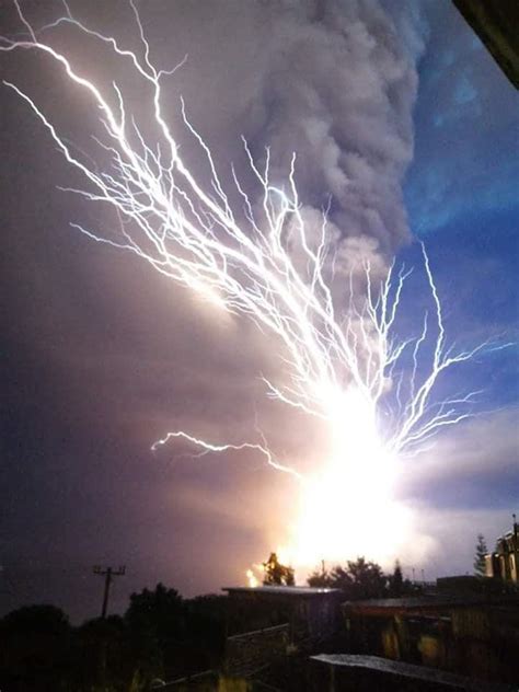 Philippine taal volcanic eruption - January 13 2020 : r/CatastrophicFailure