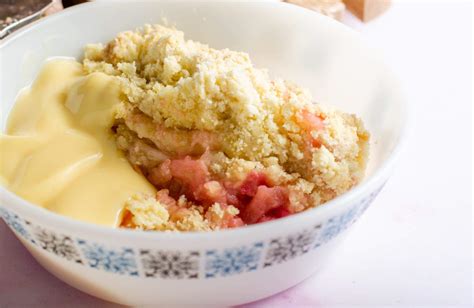 Easy Rhubarb Crumble - Lost in Food