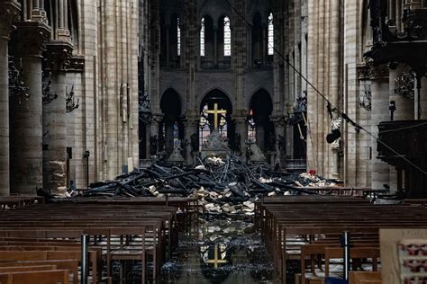 Estas fotos revelam a destruição dentro da Catedral de Notre-Dame depois do incêndio
