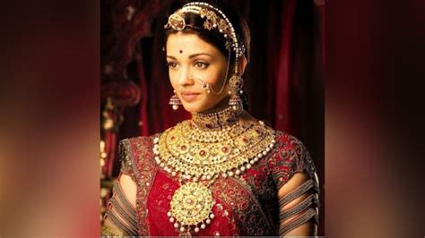 Iconic Make Up Looks of Bollywood Actresses, Which Are Still Trending