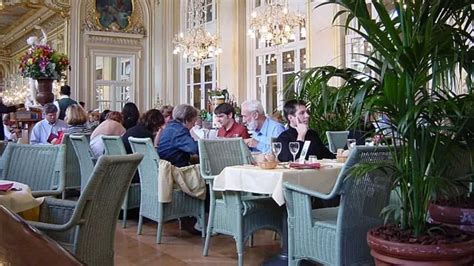 Visiting France? Here's The Dining Etiquette Guide You Need