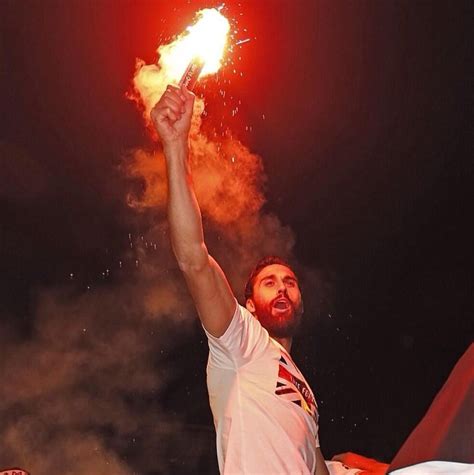 Arbeloa looking boss as f··k while holding up a flare : r/realmadrid