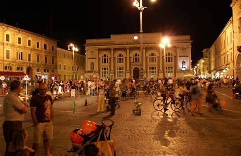 File:Piazza del Popolo, Pesaro, Italy.jpg - Wikimedia Commons