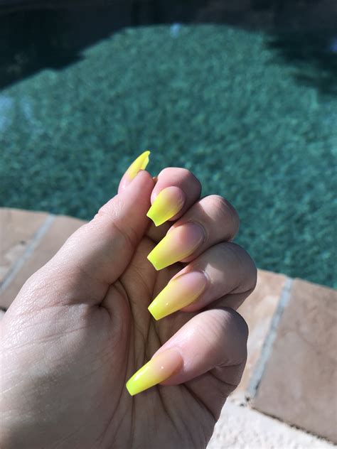 Neon yellow ombré nails | Uñas amarillo neón, Uñas de neón, Decoracion uñas de gel