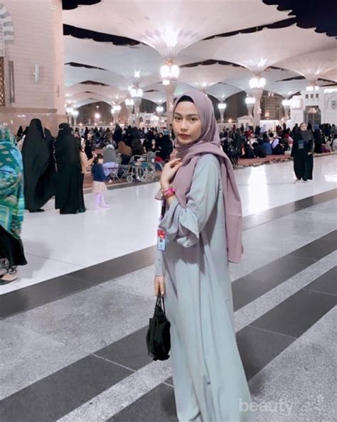 Selebgram Dara Arafah Tampil Cantik dalam Balutan Hijab Saat Umroh