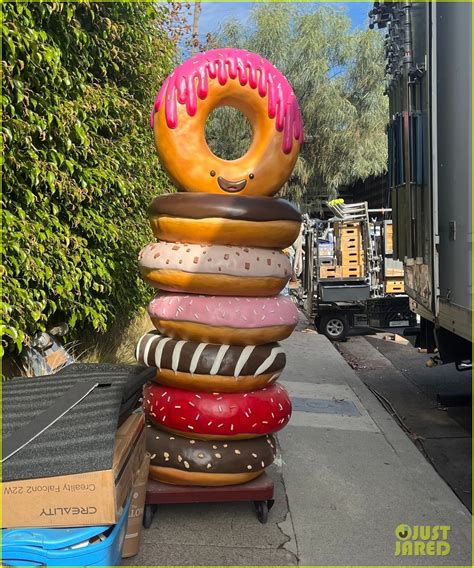 Ben Affleck Balances So Many Dunkin Donuts Boxes While Filming ...