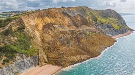 Massive landslip blocks Seatown Beach in Dorset, UK | Geoengineer.org