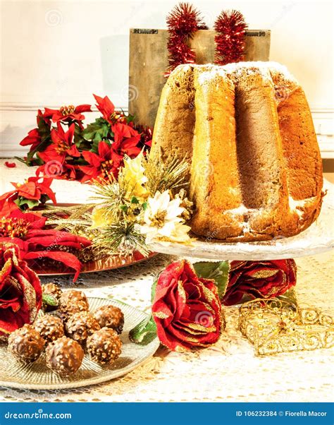 Italian Christmas Cake, Pandoro. Stock Photo - Image of festive, gold ...