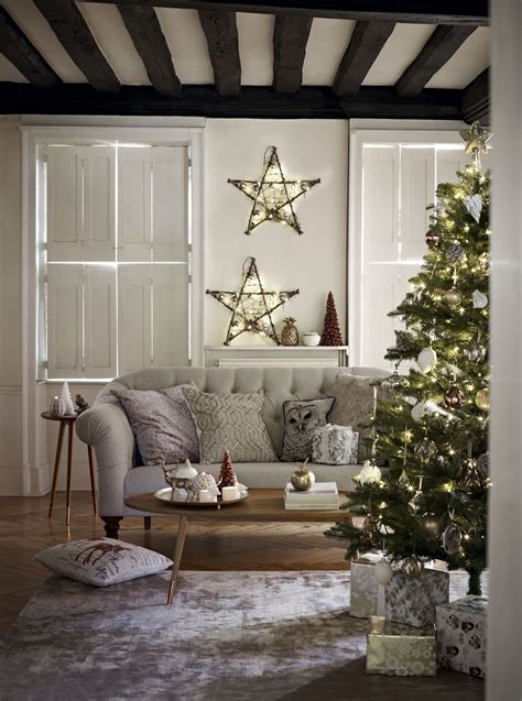 30 Scandinavian Living Room Ideas with Small Christmas Tree - homeridian.com | Living room decor ...