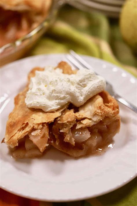 Easy Pear Pie Recipe | gritsandpinecones.com