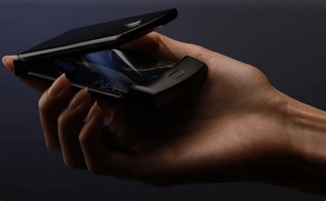 Foldable Motorola RAZR 2019 Phone Shown in a New Photo